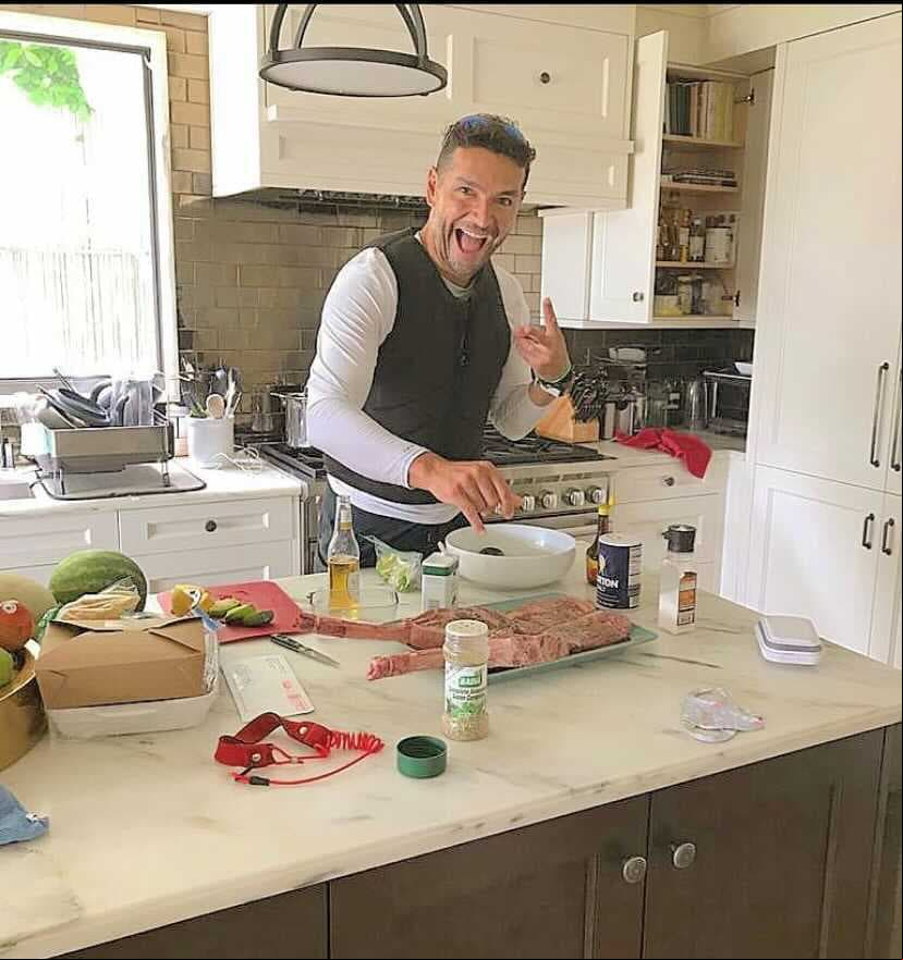 Esta es la acogedora cocina donde la presentadora y su esposo preparan los alimentos para sus pequeñas. 
<br>
<br>Varias veces han aparecido ahí creando diferentes recetas junto a las mayores de sus hijas.
<br>