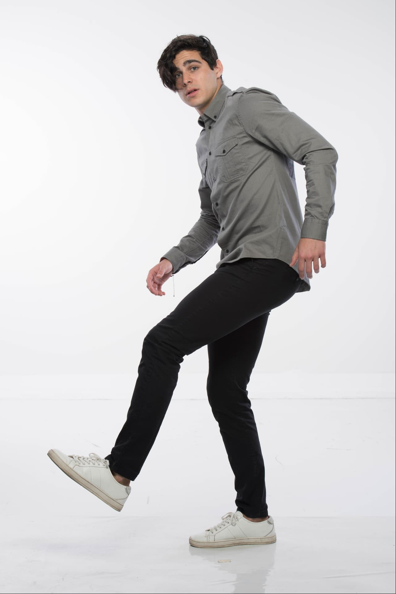 ¿Qué deporte/ejercicio te gusta practicar?Me gusta mucho el fútbol. Voy al gym, ando de skate, hago un poco de surfing y me gustaria practicar las artes marciales.