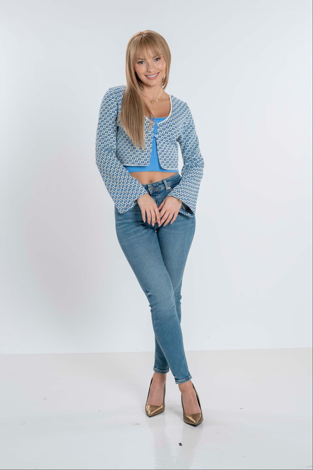 Irina Baeva se ve más recatada y tierna a diferencia de su look en "Amor dividido". La actriz tratará de separar a la pareja protagónica.