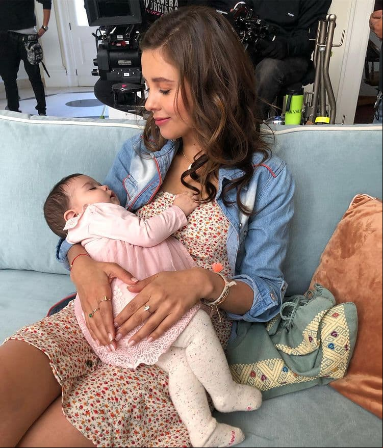 Luego de dar a conocer que se convertiría en mamá en la ficción, Paulina Goto compartió tiernas imágenes durante las grabaciones de ‘Madre Solo Hay Dos’, que demuestran lo tierna que se ve.