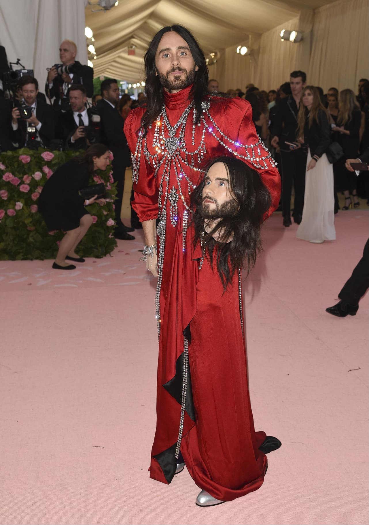 Jared Leto usó Gucci para esta ocasión, además de tener una réplica de su cabeza como rio.
