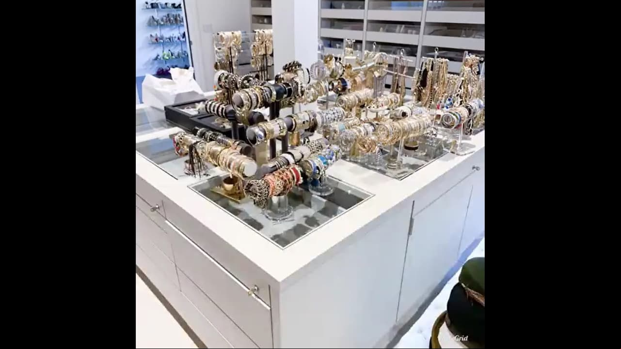 Tiene varios estantes, cajones y una isla para los rios de la artista, que van desde collares, anillos, aretes y pulseras.