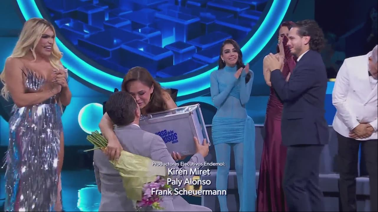 Mario Bezares se arrodilla y le da el premio a su esposa