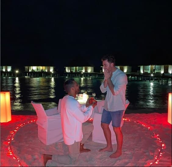 El actor Mauricio Mejía vive como en un cuento de hadas al anunciar que su novio, el estilista Enrique Guzmán, le pidió casarse con él mientras se encontraban de vacaciones en Adaaran Prestige Water Villas Maldives.