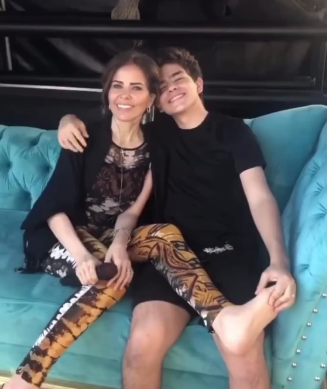 Es también en la cuenta de Trevi que se ha constatado la estrecha relación que existe entre ella y su primogénito, quien la convirtió en madre cuando tenía 33 años.