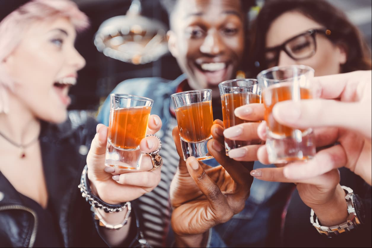 Reduce el consumo de alcohol, debido a que incrementa las calorías, disminuye la habilidad para moverse e interrumpe el sueño.