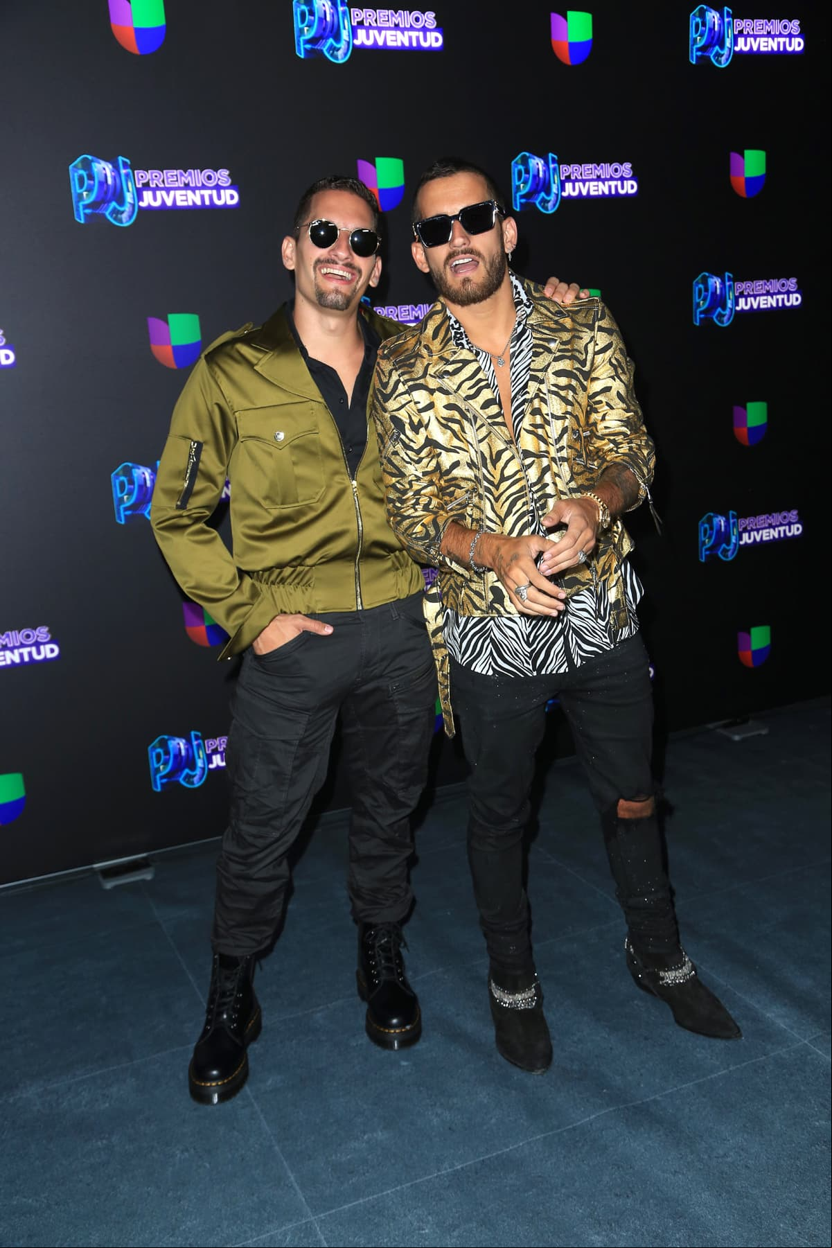 Mau y Ricky, quienes están nominados en tres categorías, combinaron sus atuendos con prendas negras y chaquetas llamativas.
