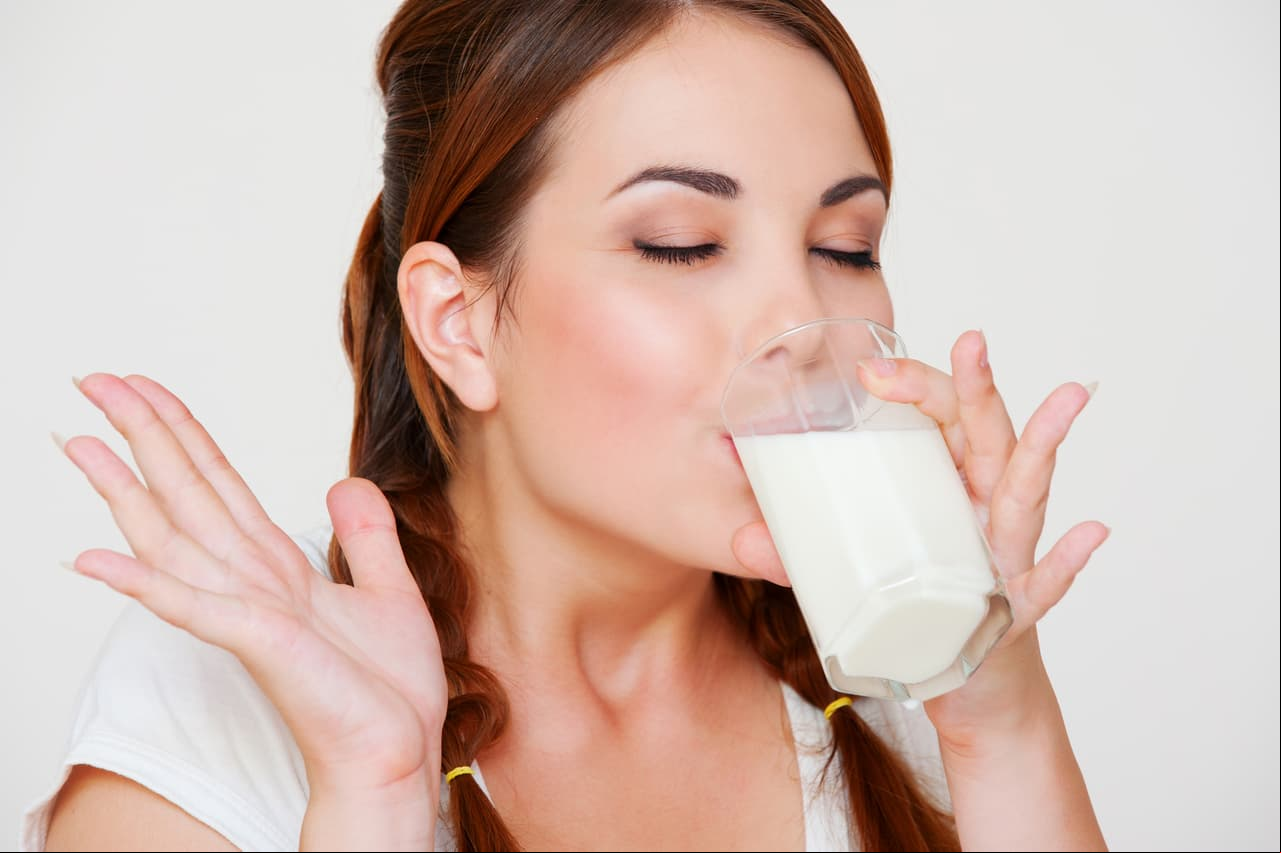 Leche. Un grupo de investigadores de la Universidad de Ohio, Estados Unidos, descubrió que un vaso de leche entera durante la cena con un poco de ajo evitará el mal aliento.