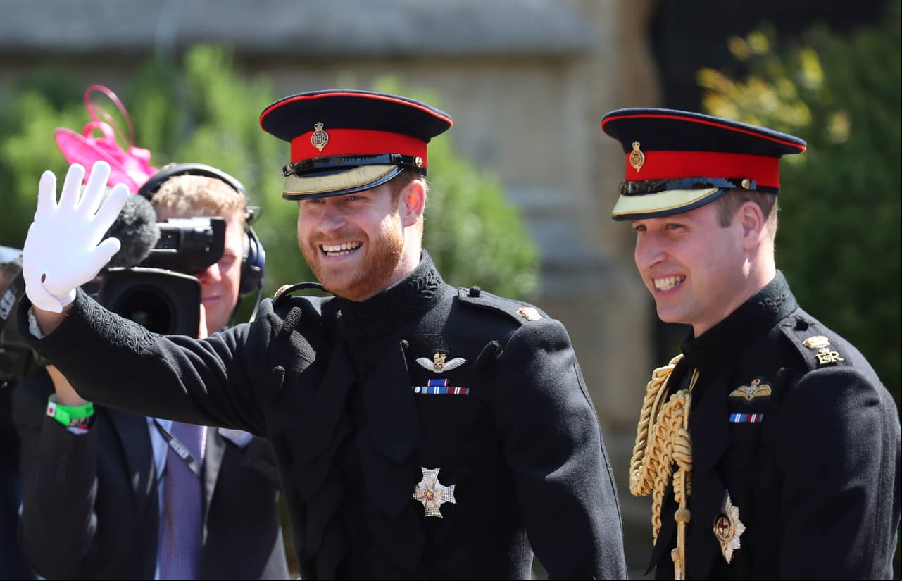 El príncipe Harry llegó acompañado de su hermano, el príncipe William