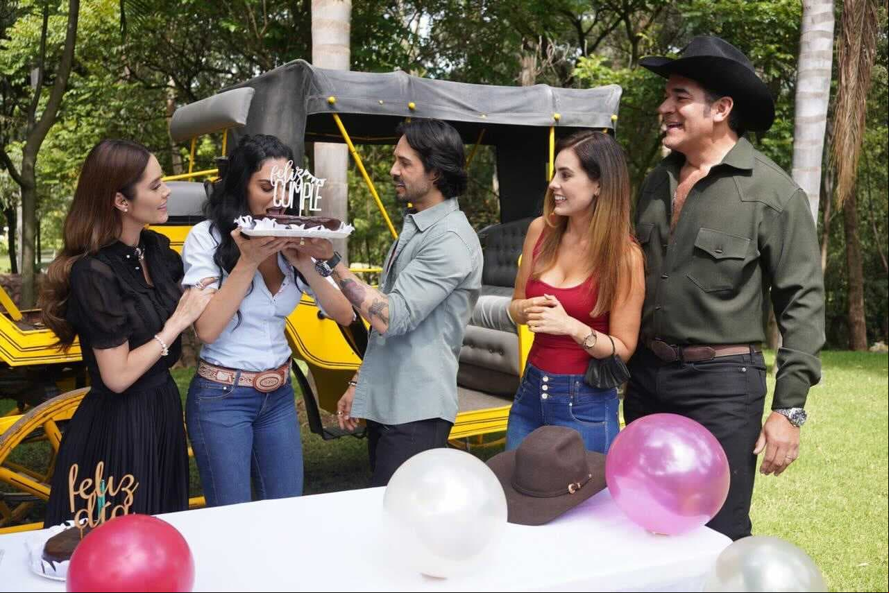 Livia aceptó darle la tradicional mordida a su pastel de cumpleaños.