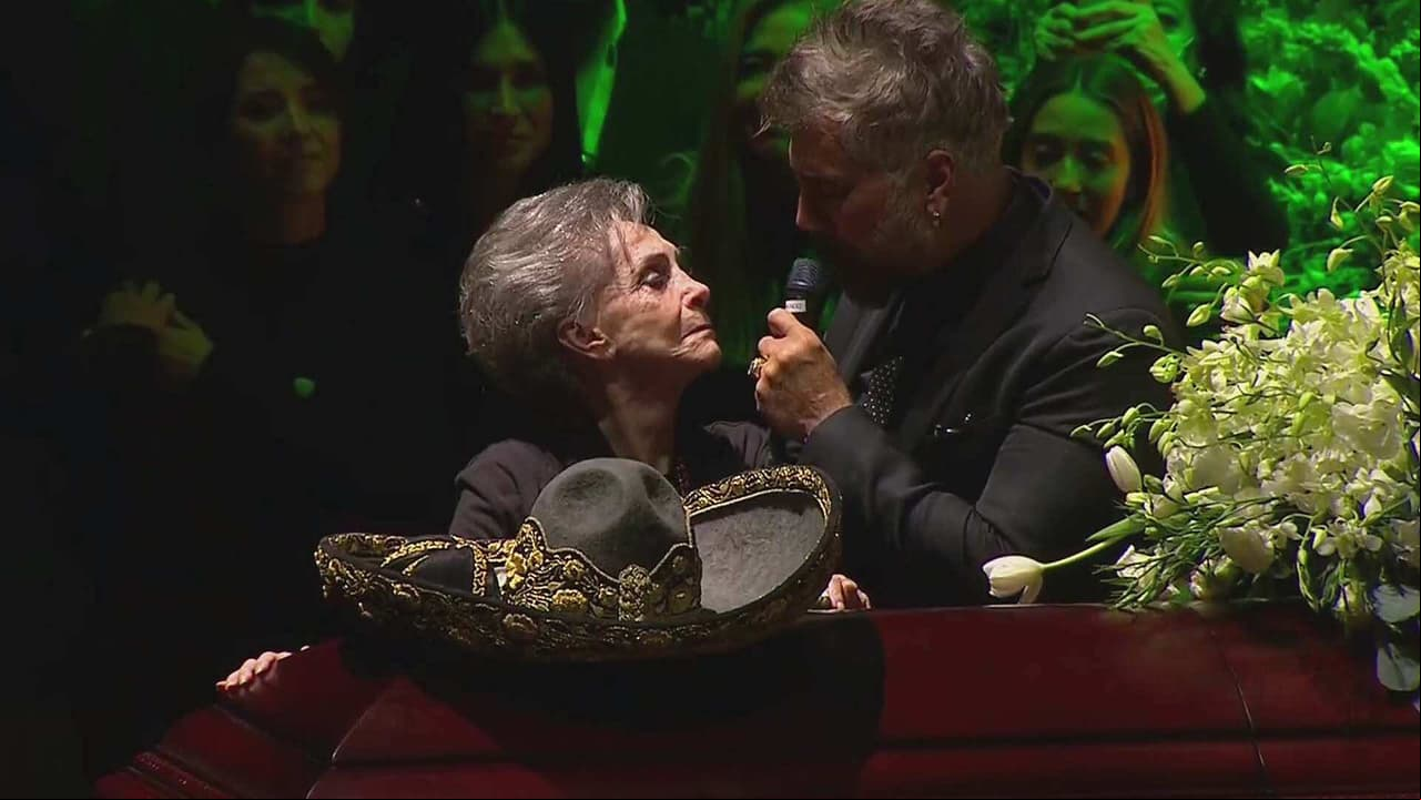 Alejandro Fernández le canta a su madre doña Cuquita frente al féretro de Vicente Fernández
