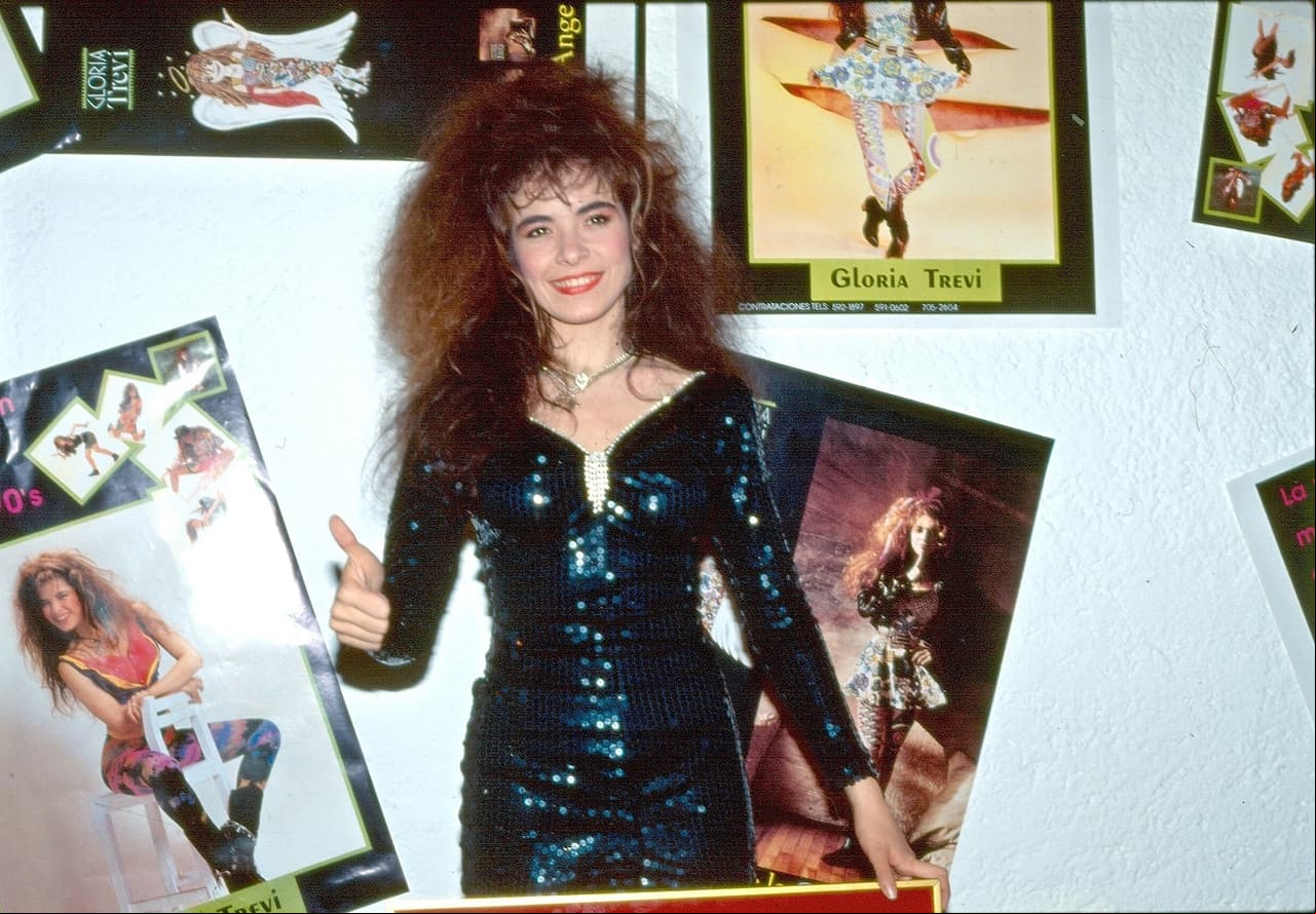 En 1990 lanzó el álbum ‘Qué hago aquí’, del que se desprendió el sencillo “Dr. Psiquiatra”, el cual pronto se convirtió en un gran éxito. Además, empezó a acaparar las miradas del público y la audiencia por sus polémicas presentaciones.