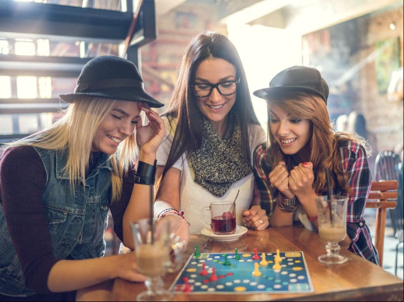 Géminis. Estimula sus oídos , su curiosidad y su lado sociable. Un gadget o música será lo mejor. Aquí también entran los juegos de mesa.