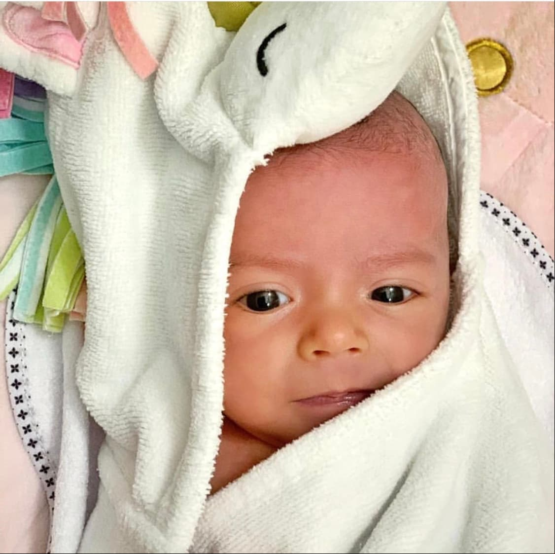 La primera imagen en donde Kira se pudo ver enfundada en un atuendo con motivo animal, fue el pasado 9 de febrero, cuando la pequeña apareció en la cuenta oficial de Instagram de su mamá con una tierna batita de baño de unicornio.