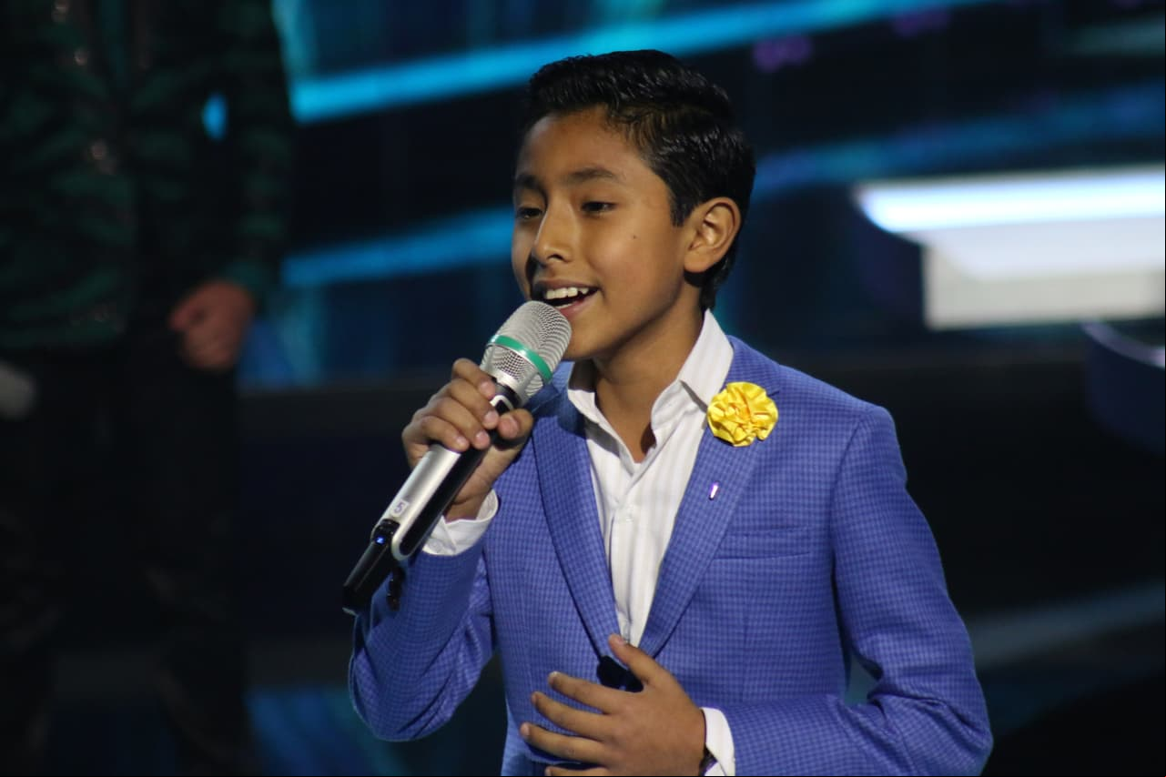 El romanticismo llegó con Lisandro al cantar "Cómo pagarte", de Carlos Rivera. Y aunque su interpretación fue extraordinaria, el jurado salvó a "Canelito".