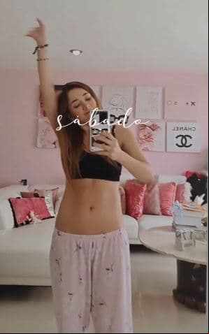 Detalle que no pasó desapercibido por sus seguidores en Instagram, donde las imágenes fueron replicadas en varias cuentas de clubs de fans, donde las preguntas por el secreto de la actriz no se hicieron esperar.