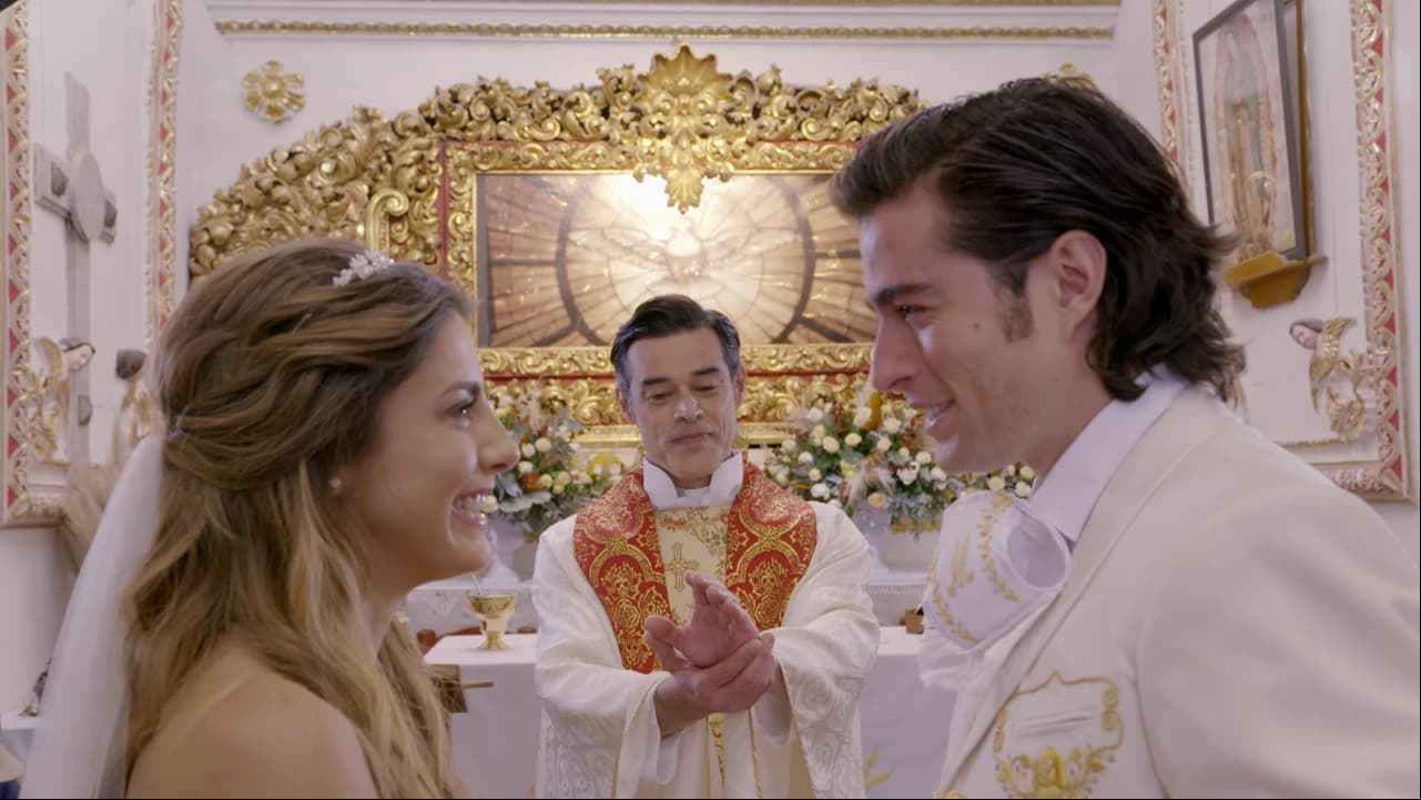 El padre 'Gabriel' fue el encargado de unir en matrimonio a la hermosa pareja.