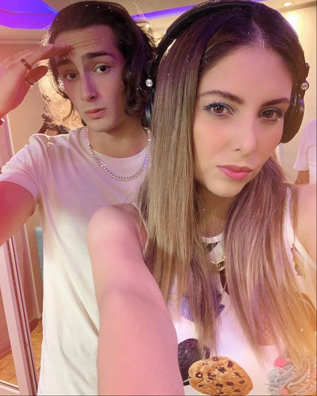 Por su parte, Gloria Aura usó sus redes sociales para compartir que ya grabó la canción ‘Coro de Amor’ con Emilio Osorio, el cual será el tema principal de la telenovela.