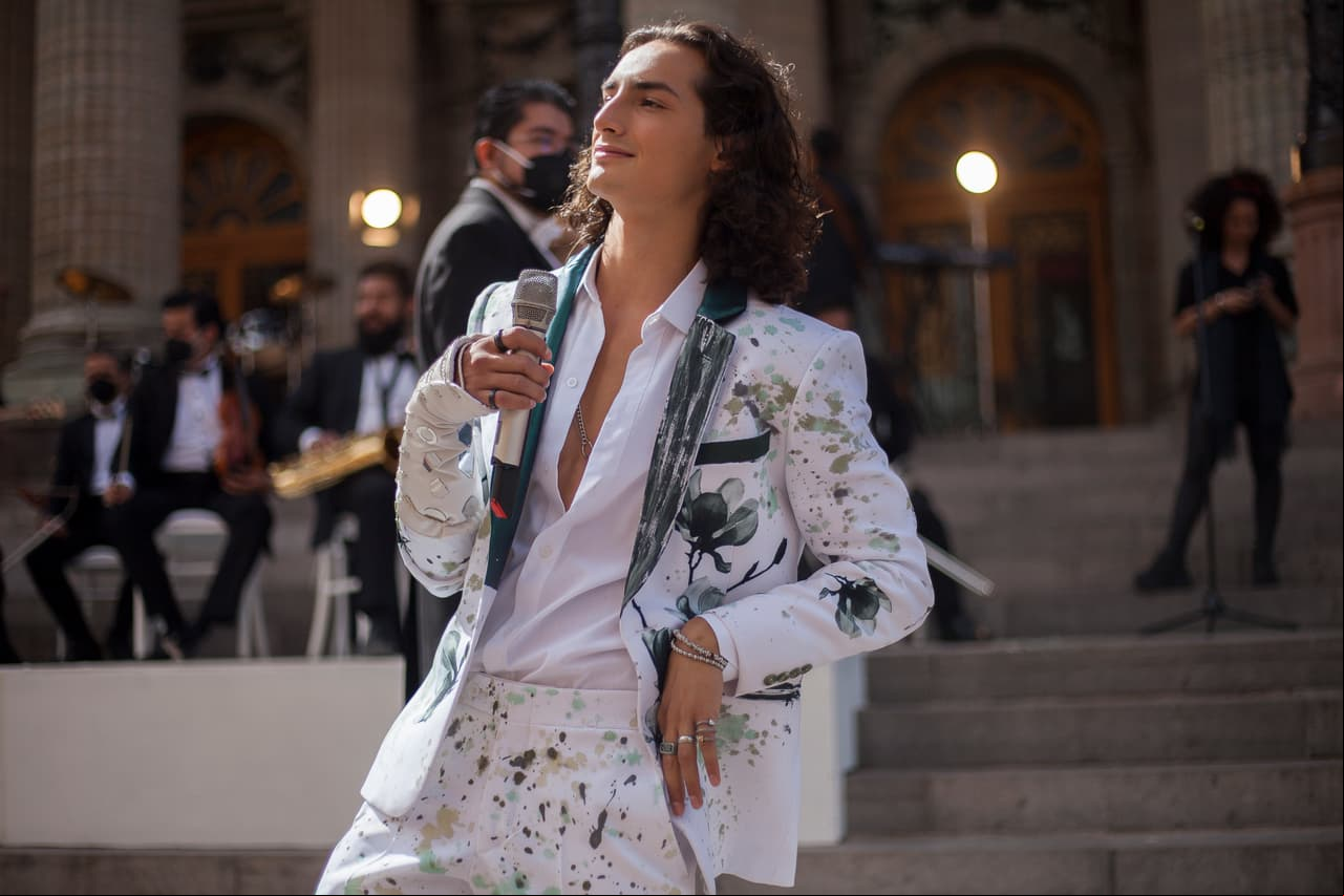 Uno de los momentos que más amó el público y los fans fue cuando 'Lalo' se topa en la calle con un reconocido cantante que, según dicen, se parece mucho a él.