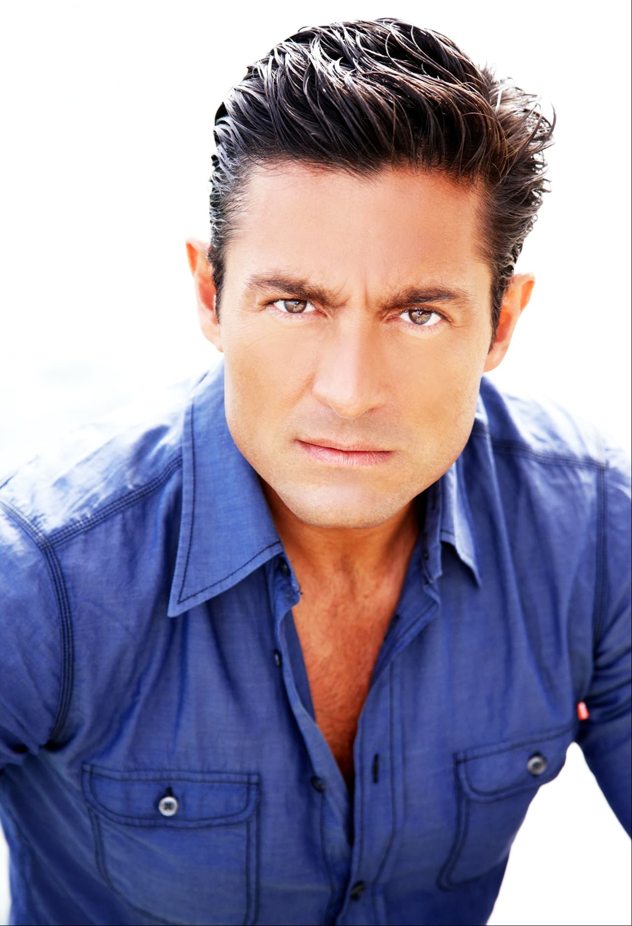 Desde la década de los 90, Fernando Colunga es considerado uno de los galanes de telenovelas más atractivos y talentosos de la televisión mexicana. Pese a que mantiene su vida privada alejada de la opinión pública, te mostramos cómo ha cambiado con el paso de los años.