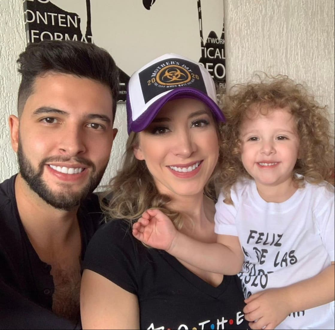 En cuanto a su vida privada, la actriz contrajo matrimonio en diciembre de 2019 con David Anguiano, quien también es actor y padre de su hija Isabella de casi tres años de edad.
