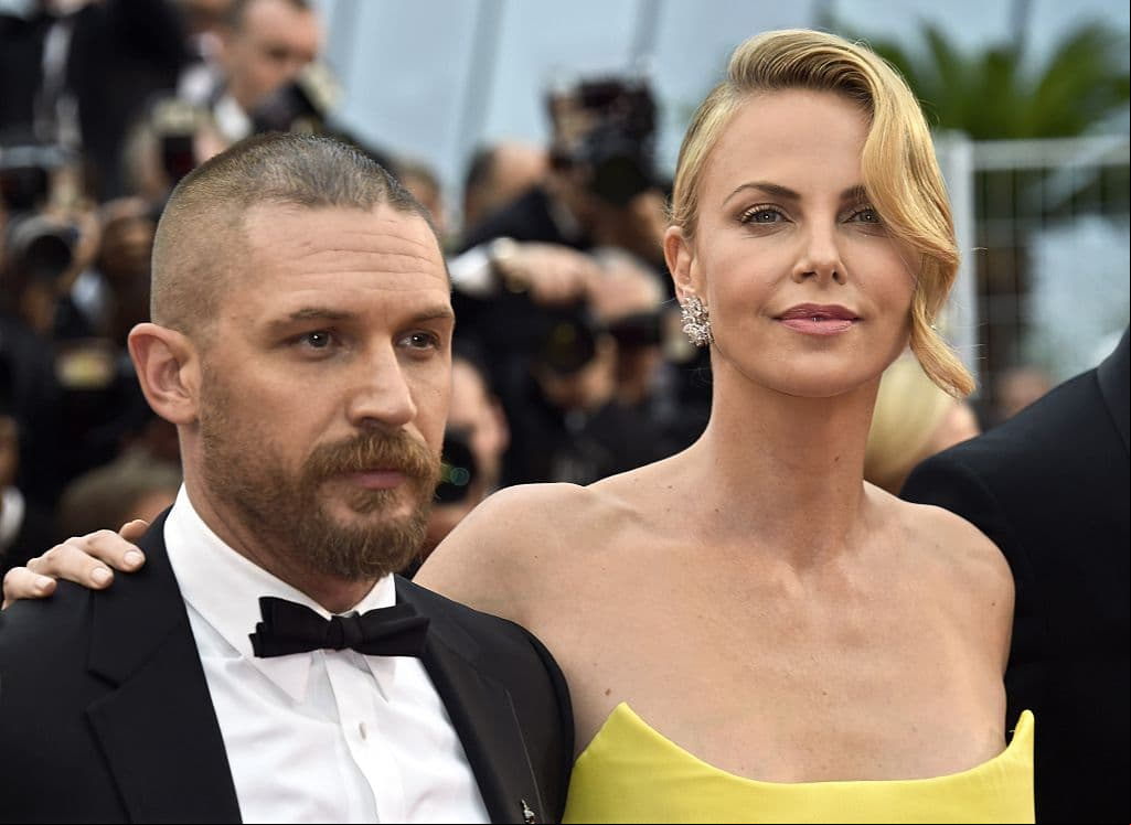 <b>Charlize Theron y Tom Hardy</b>
<br>Estas estrellas de Hollywood coincidieron en 'Mad Max: Fury Road' en el 2005, película en donde tuvieron los roles protagonistas.
<br>