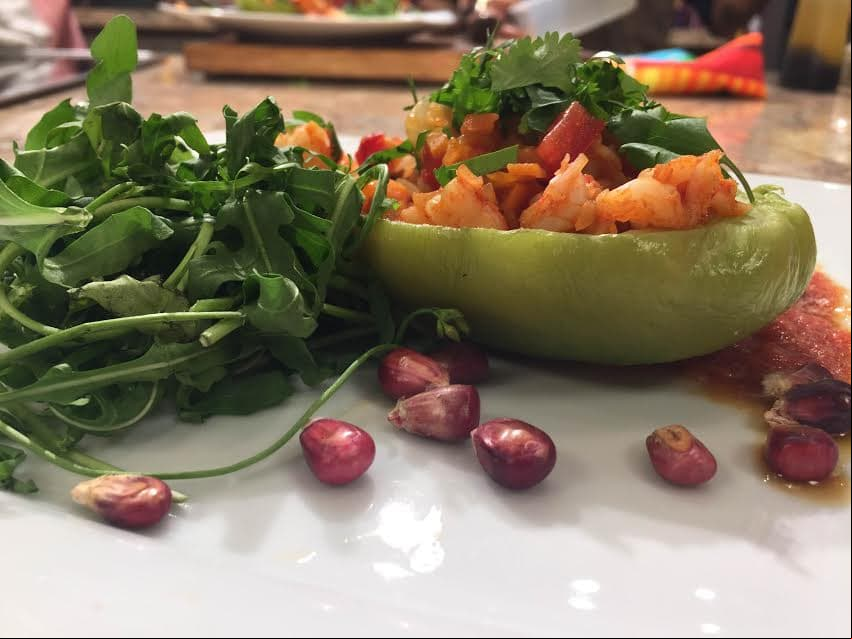 Chayote relleno de picadillo de camarón con salsa de jitomate y miel