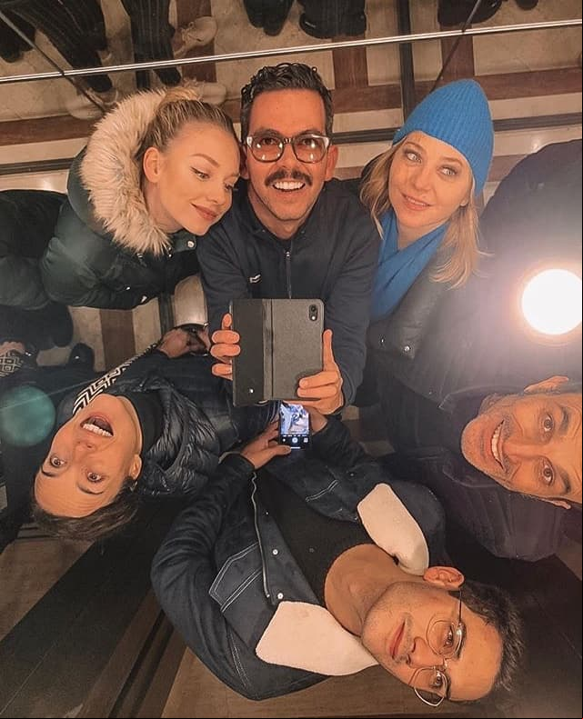 De igual manera, llamaría la atención del director y productor mexicano Manolo Caro, quien la incluiría en su próxima serie 'Alguien tiene que morir', junto a la actriz española Carmen Maura y los mexicanos Cecilia Suárez y Alejandro Speitzer.