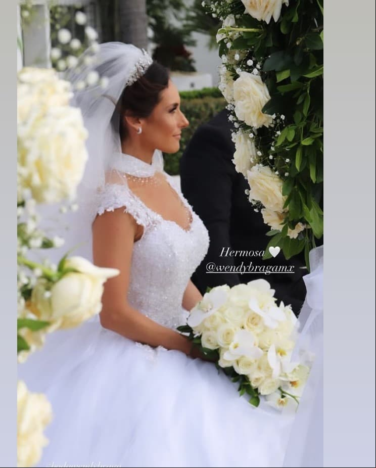 A través de su cuenta oficial de Instagram, la conductora de Cuéntamelo Ya! compartió una serie de fotografías del enlace matrimonial y replicó otras grabaciones que publicaron algunos de los invitados.