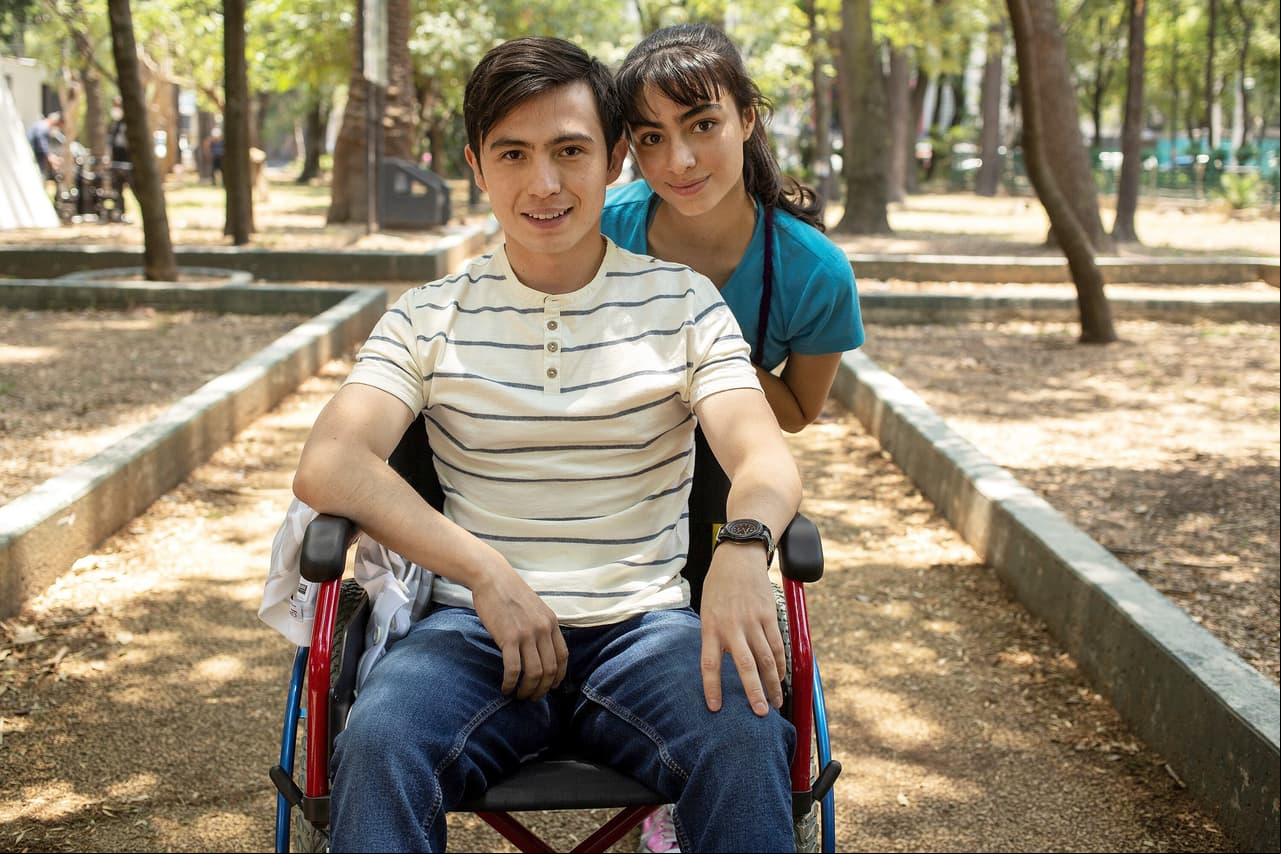 Luis Curiel confiesa cómo es compartir escenas de amor con Valentina Buzzurro en "Vencer el Pasado"