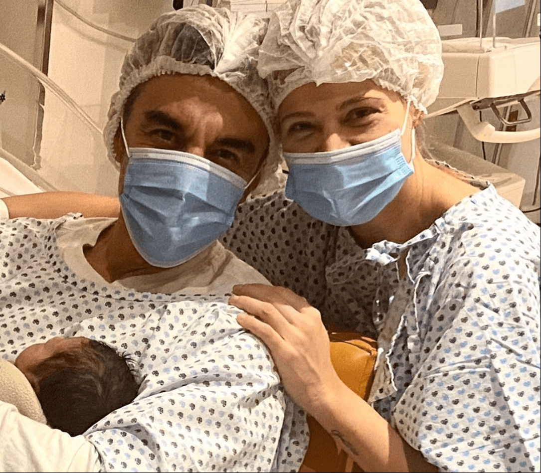 La pequeña nació por parto natural y el también actor aplaudió la valentía de su pareja con un emotivo texto que compartió en Instagram
<br>
<br>"Mi amor @thuanymart mis respetos para ti por lo valiente que fuiste en lograr tan hermoso parto natural sin anestesia. Solo puedo decirte que te iro por la gran mujer que eres y estoy seguro que nuestra hija siempre se sentirá muy orgullosa de tener una madre como tú. Te amooo", escribió.
<br>
<br>Hasta el momento, no han revelado el nombre que eligieron para su retoño.