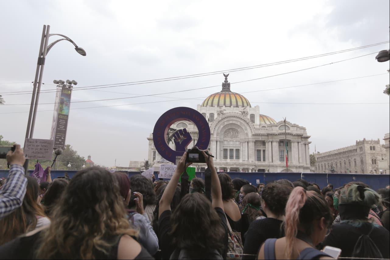A las 16:00 del viernes 14 de febrero, la marcha tuvo de punto de reunión la antimonumenta frente al Palacio de Bellas Artes.