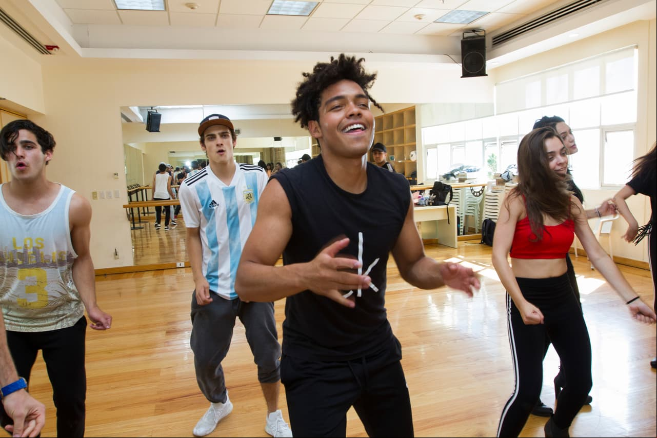 Todos los chavos ya se aprendieron muy bien las coreografías, que muy pronto tú también estarás bailando.