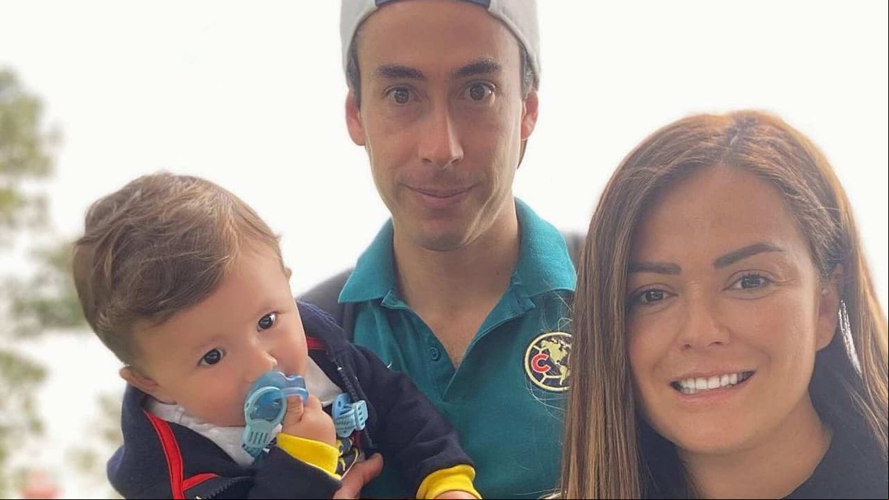 Mientras Mariana Echeverría presume los primeros pasos de su hijo, él roba miradas con su traje del Club América
