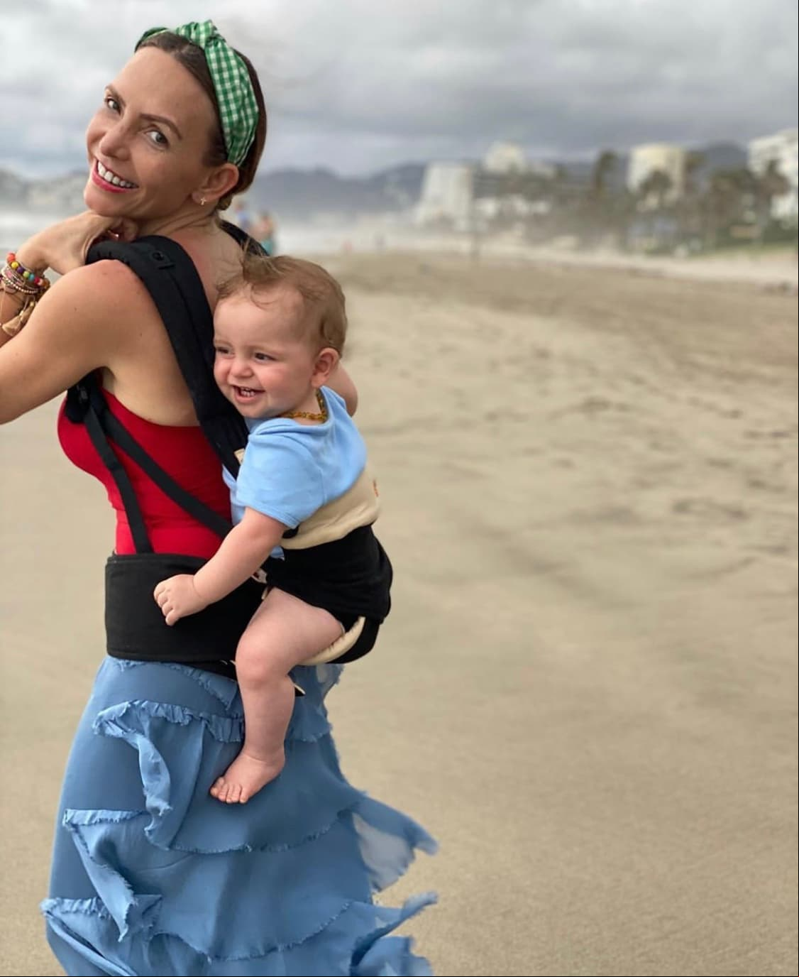 En un principio, solo viajó la cantante de OV7 y su pequeño de nueve meses, tal y como lo externó en su cuenta de Instagram en su llegada a dicha playa.