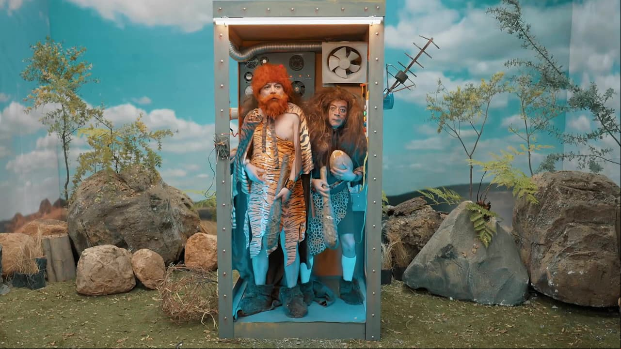 Frank inventa una máquina del tiempo y viaja al pasado con Igor en ‘Relatos Macabrones’