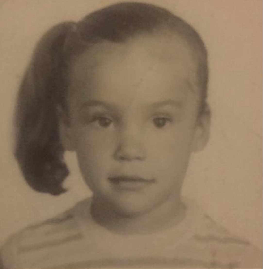 Jessica Alejandra Coch Montes de Oca nació el 4 de noviembre de 1979 en el Estado de Puebla, México, como fruto de la relación entre sus padres, un argentino y una mexicana.