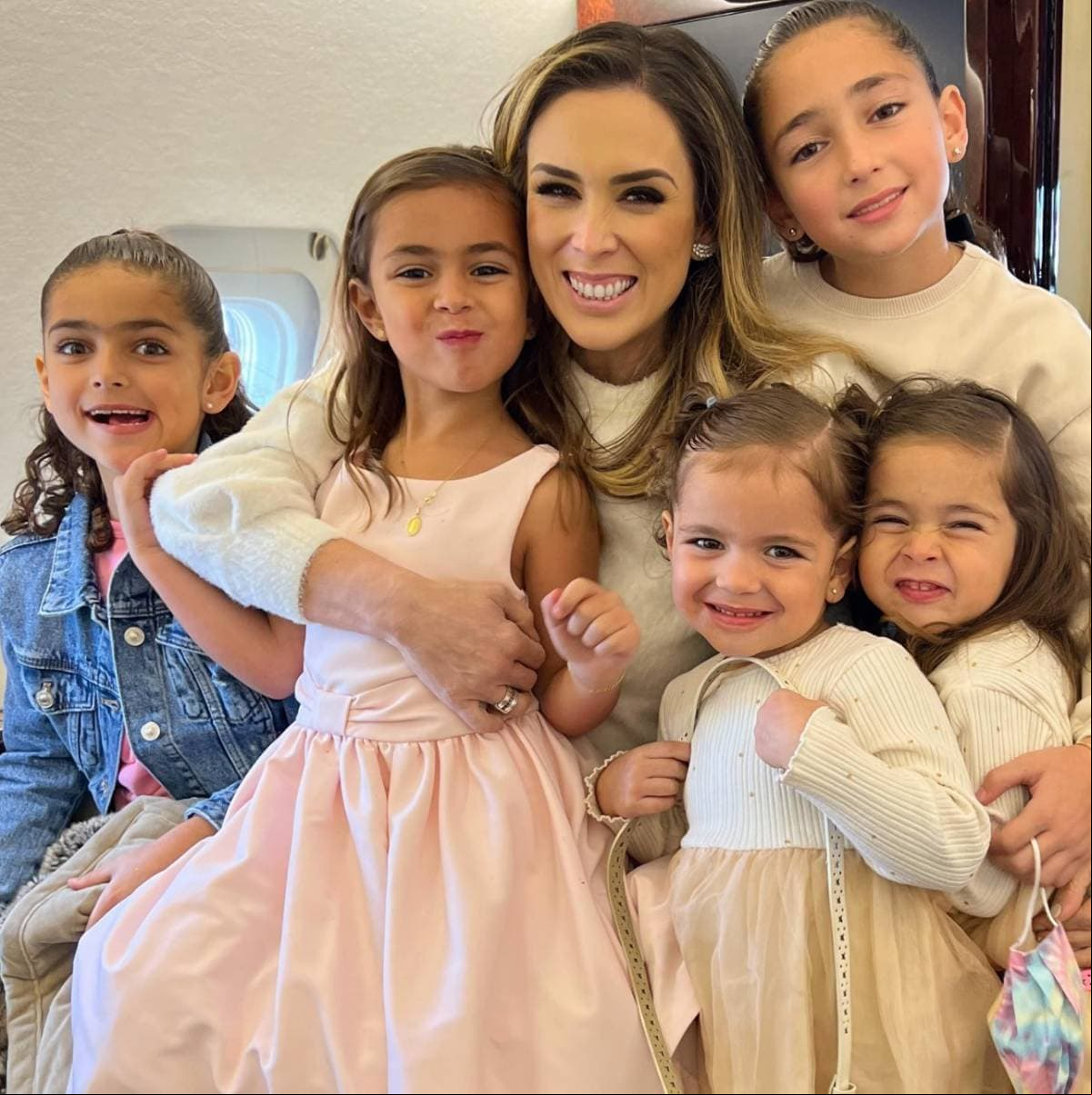 Jacky Bracamontes presume cuánto han crecido sus cinco hijas