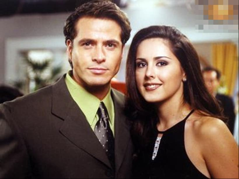 Angelli Nesma produjo ‘Por un beso’, contando con las actuaciones de Natalia Esperón, Víctor Noriega y Enrique Rocha. La telenovela narra la historia de una chica que salió de la pobreza que está en búsqueda del amor, encontrando también engaño y mentiras.