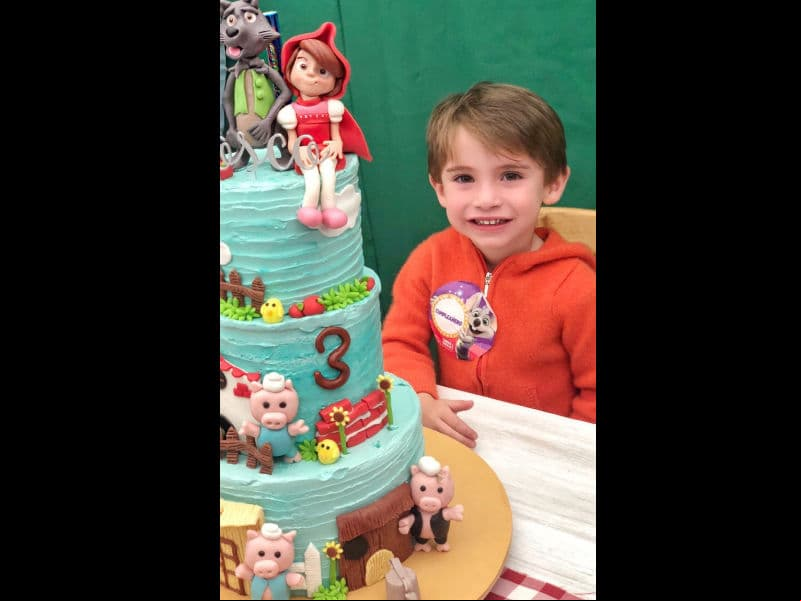 El cumpleañero quedó impactado por las sorpresas que le organizaron, pero sobre todo por su majestuoso pastel