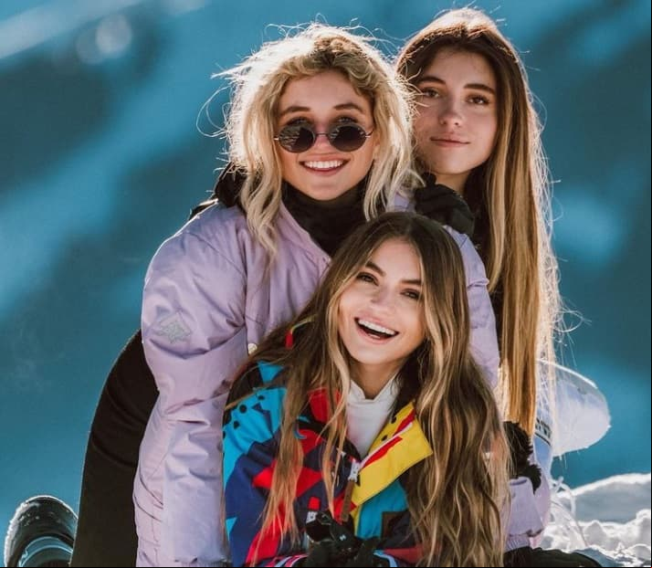 De acuerdo con Infobae, la exPrimera Dama y sus tres hijas no solo disfrutaron de paseos en la nieve y esquiaron en la montaña; también pasearon por Hyman Avenue, donde están ubicadas tiendas de lujo y de diseñador.