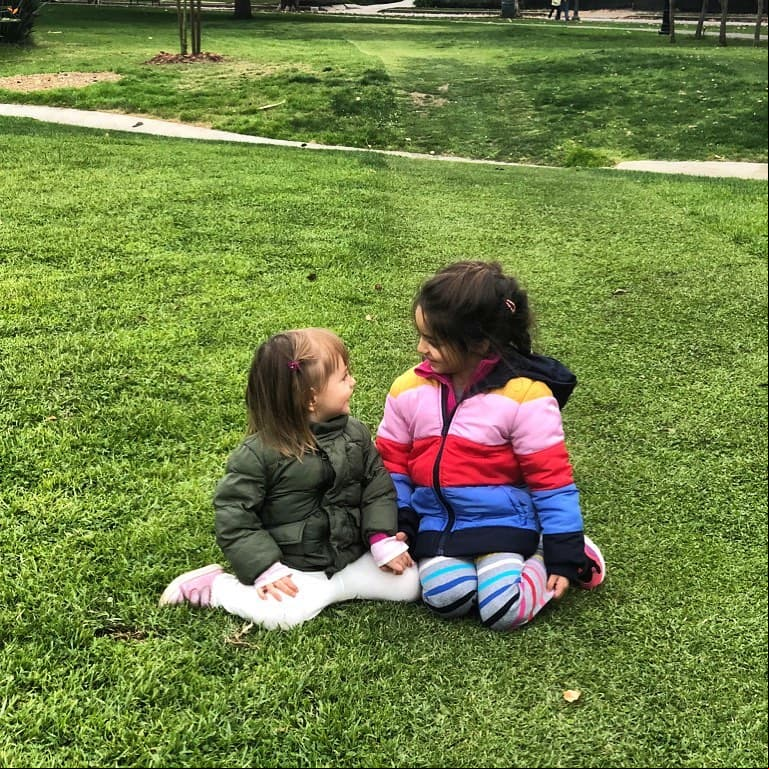 Aislinn Derbez compartió a través de sus redes sociales que disfruta de pasar en familia, sobre todo, de cuidar a su hija Kailani, quien se divierte con Aitana.