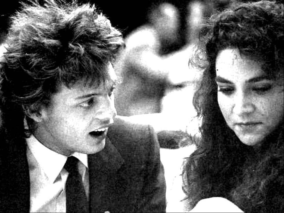 En 1987, Luis Miguel conoció a la que, probablemente, fue su primer gran amor. Se trata de
<b> Mariana Yazbek</b>, una fotógrafa a quien conoció en el videoclip "Cuando calienta el sol" y quien aunque tenía entonces una relación con Alejandro González Iñárritu, no pudo resistirse al encanto de Micky, quedando flechada.
