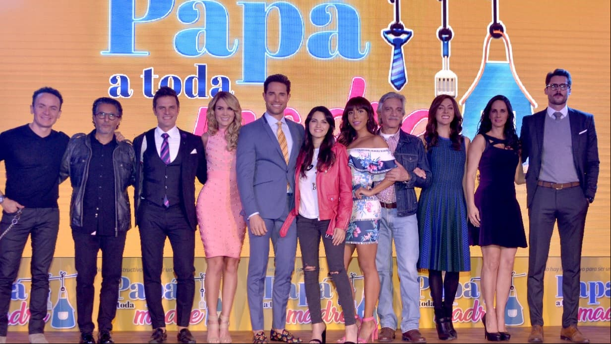 El elenco de Papá a Toda Madre posa en la presentación de la telenovela