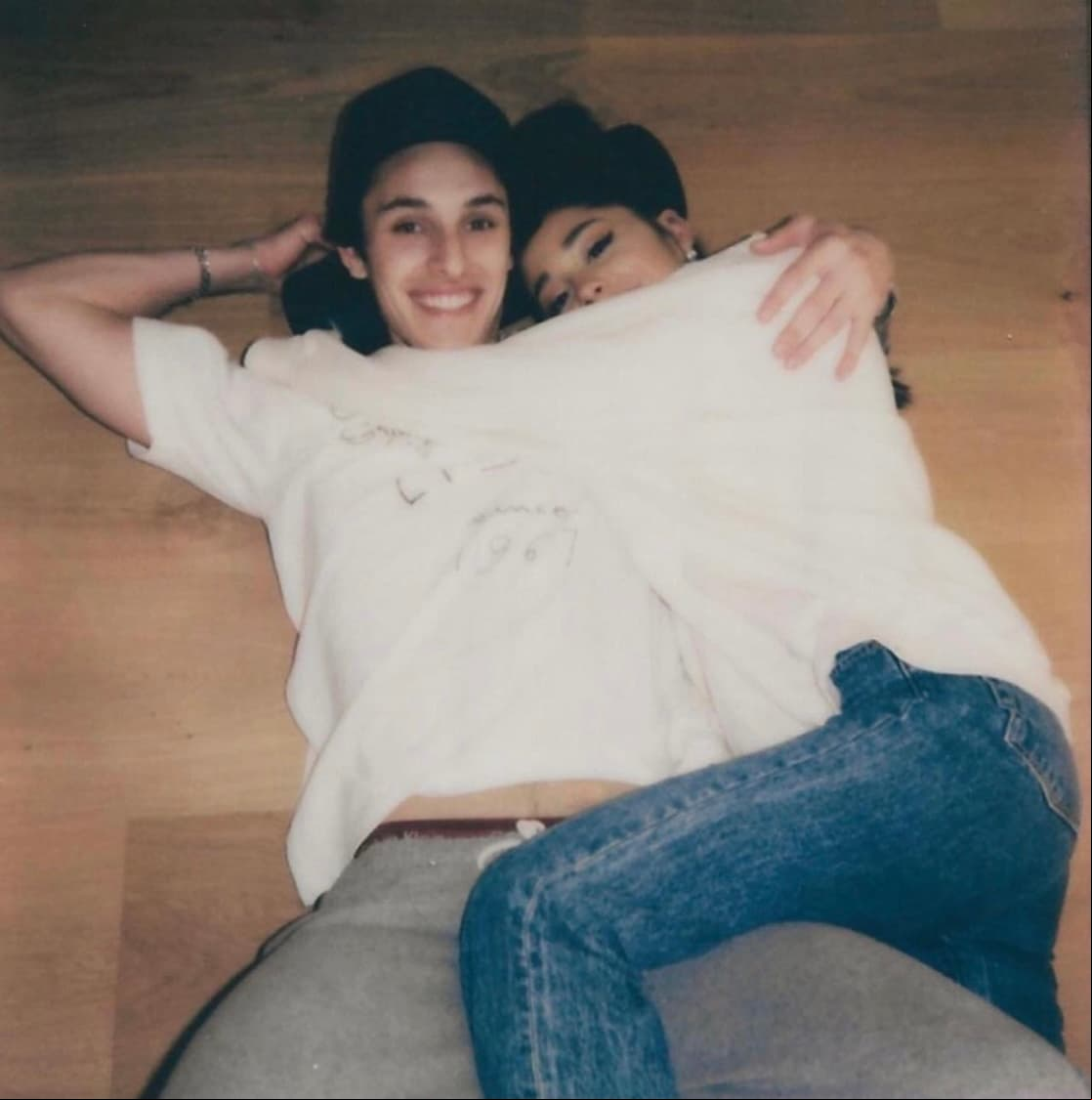 Ariana Grande anunció su compromiso con Dalton Gómez el pasado 20 de diciembre. A través de sus redes sociales, la cantante compartió una serie de imágenes que dejaban al descubierto el impresionante anillo, el cual estaba conformado por un diamante y una perla blanca. ¡Conoce el significado!