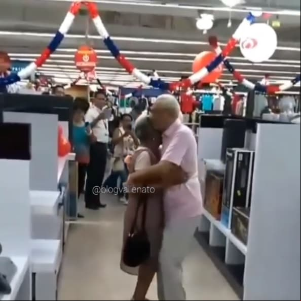 Pareja de abuelitos bailan vallenato en el súper y se hace viral