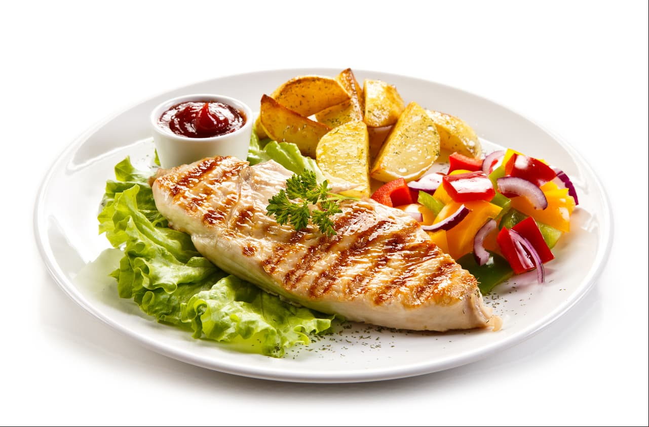5. Elegir platos pequeños reducirá el consumo de alimentos hasta un 25%. Evita repetir porciones y si lo haces, elige las proteínas sin grasa.