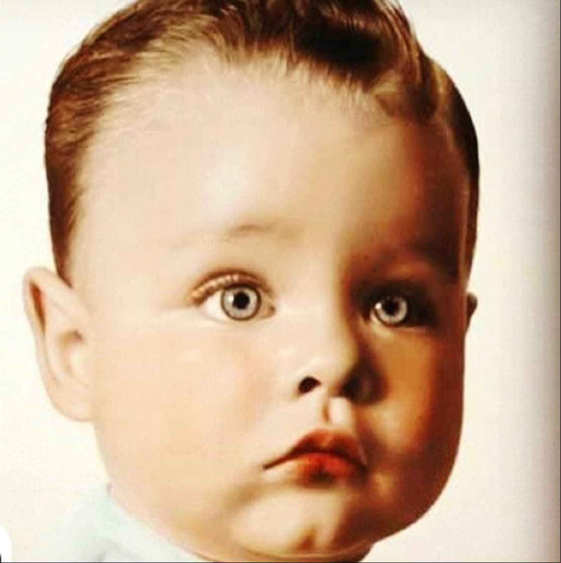 Rubén Cerda nació el 14 de enero de 1961 en la Ciudad de México. Y a su corta edad, Cerda fue seleccionado para ser la imagen de una reconocida marca de comida, tal y como lo reveló a un medio español en 2015. "Cuando tenía 11 meses de edad, una foto mía fue seleccionada para convertirse en la imagen de Gerber México (alimento para bebé) por 10 años. Realicé comerciales para diversas marcas y jingles desde muy pequeño".