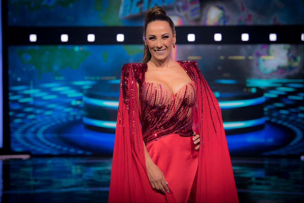 Consuelo Duval impactó con vestido rojo en su debut como conductora en El Retado