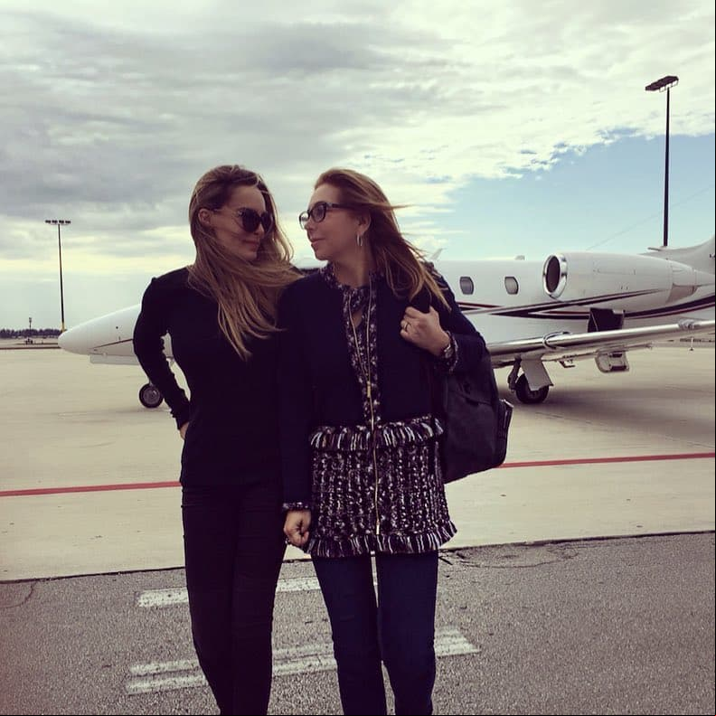 A pesar de que los medios de comunicación reportaron hace varios años que Belinda mantenía una relación tormentosa con su madre, Belinda Schüll, la cantante ha demostrado tener una relación muy cercana con ella a través de fotos que constantemente comparte en redes sociales.